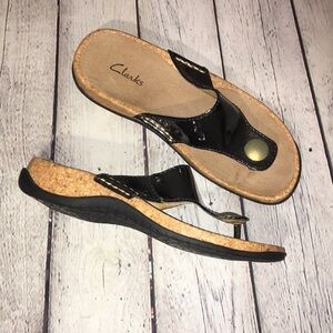 Clarks Patent and cork Flip flops sz7m